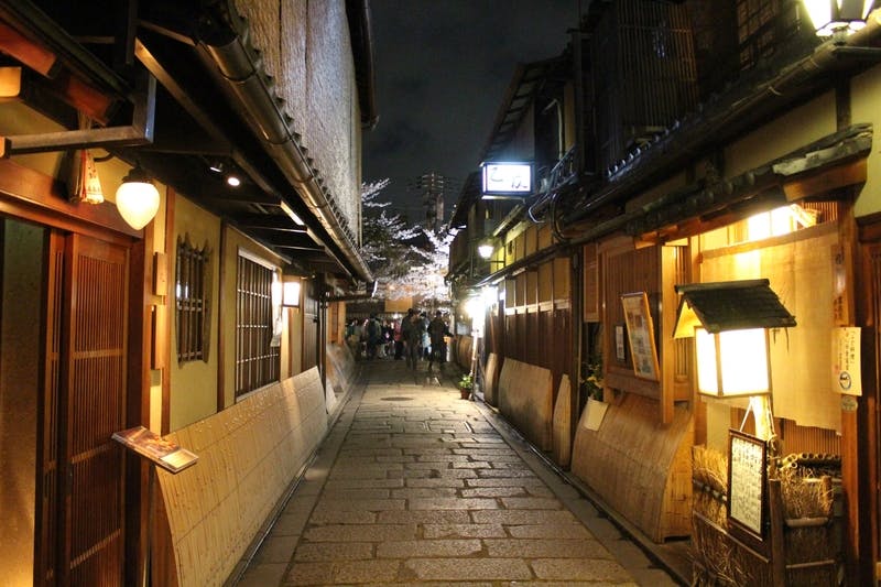 ▲夜の京都の祇園の街並み