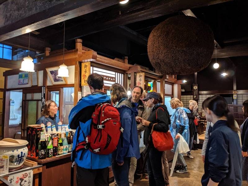 お酒の試飲に並ぶ外国人観光客