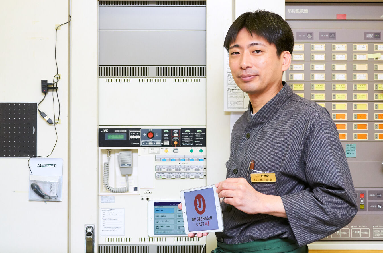 ▲[[USENおもてなしキャストと、東洋観光株式会社　国民宿舎みやじま杜の宿　槇支配人]：USEN SOUND Lab.編集部撮影