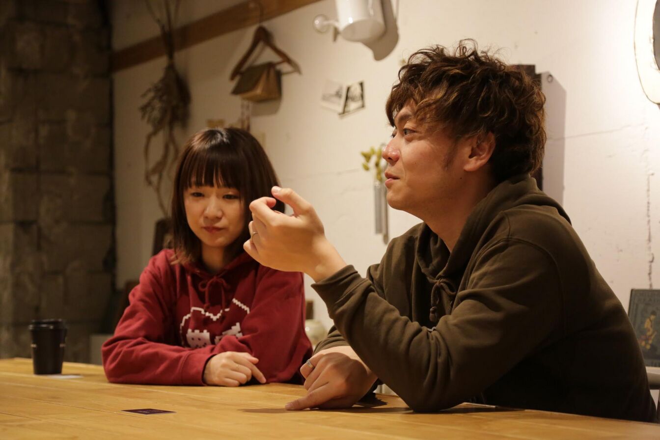 インタビューに答えるRyuuu TVの2人 インタビューに答えるRyuuu TVの2人