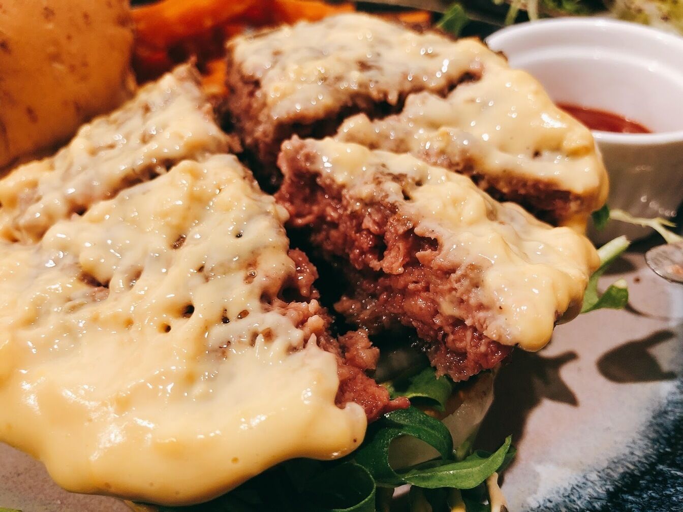 ▲[肉を使わずに、肉料理を再現した商品]：フードダイバーシティ