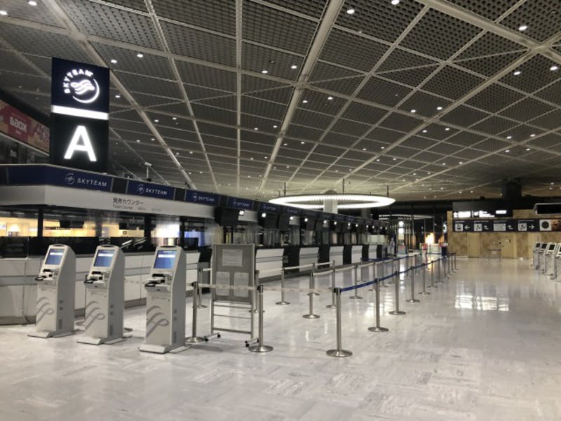 閑散としている成田空港のチェックインカウンター