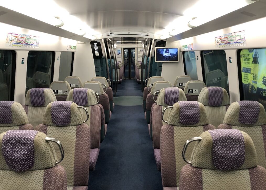 香港の空港行き快速電車の閑散とした車内