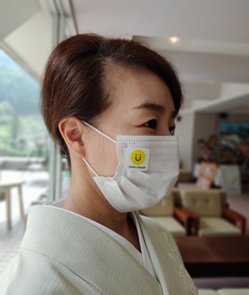 ▲[「Smile Unazuki」ロゴマークのシールをマスクに貼ったイメージです]：プレスリリースより