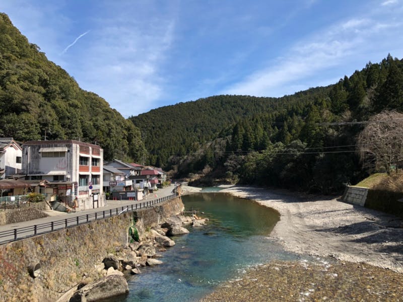 川湯温泉。川底から絶えず湧き出す70度以上の源泉に、青く澄んだ熊野川の支流、大塔川が混ざり合い、程良い温泉が出来上がる。