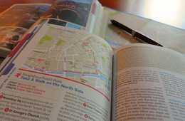 訪日中国人観光客の情報収集の手段：観光会社による情報、ガイドブック利用者が多数