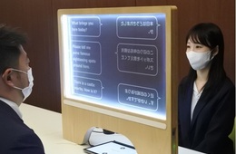 外国人と自然に会話できる！翻訳が浮き出る透明ディスプレイ、西武鉄道が実証実験