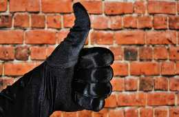 海外向けSNS運用、5割が6カ月以内、８割は１年以内に開始を考えているも 実施できていない現状。理由は、言葉の壁、人的リソース、スキル不足が上位。