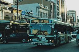 「京都駅～清水寺」結ぶ観光バス、15分間隔で運行：京都市交通局、秋の紅葉シーズン限定で混雑緩和策実施中