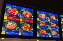 話題の「インバウン丼」強気な価格でも売れるワケ