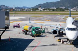 航空燃料不足で国際線の増便見合わせも 官民が連携して対策へ