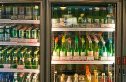 ローソン、多言語対応バッジ導入 インバウンドの利便性・外国人スタッフの就労環境向上へ