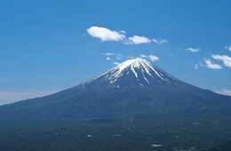 富士山で多発する訪日客トラブル、 静岡県は外国人登山者を対象にした啓発グッズを拡充