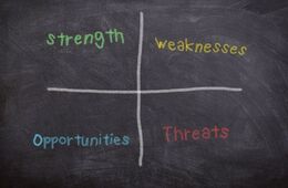 SWOT分析とは？経営戦略をつくるための具体的な方法やコツを紹介