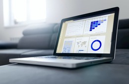 「定量調査」とは？「定性調査」との違いや8つの調査方法を紹介