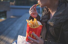 12月の外食産業、帰省などの国内移動・インバウンド需要で堅調