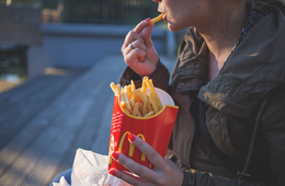 12月の外食産業、帰省などの国内移動・インバウンド需要で堅調
