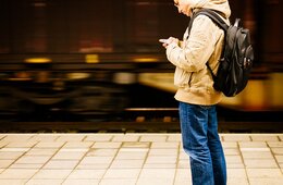 JR西日本、忘れ物チャットボットの多言語対応サービスを開始