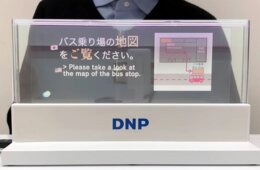 大日本印刷、JAL空港カウンターの多言語接客を支援