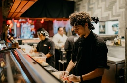 コンシューマーの意味とは？関連語や「カスタマー」「ユーザー」との違いも解説