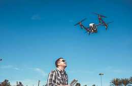 急増する訪日客による「違法」ドローン飛行：国交省 ルール周知サイト用意するも外国人には使いづらく…ルール・マナー周知のために必要な多言語対応とは