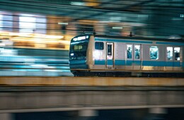 JR東日本、「みえるアナウンス」を試行導入　駅放送を多言語でスマホに表示