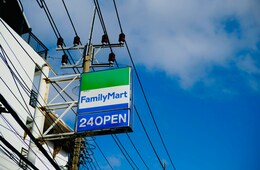 ファミマ、透明翻訳ディスプレイの実証実験を実施 14言語対応で接客負荷軽減へ