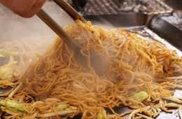 「ただ鉄板でホルモン焼きそばを焼いているだけの動画」が再生数33.7万回を獲得した理由とは？予算をかけて作ったその動画、ちゃんと海外のターゲットに見られてますか？本当に意味のある動画プロモーションとは？