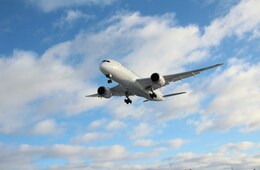 成田空港、5期連続増収で民営化以降最高を更新 外国人旅客数も過去最高に(2025年度 通期決算)