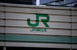 JR東日本、6期連続の増収で営業収益は過去最高 インバウンド収入はホテル事業が好調(2027年3月期1Q決算)