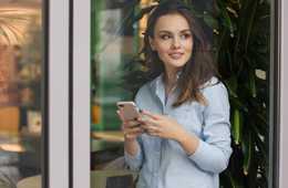 【Wi-Fi？SIMカード？国際ローミング？】訪日客 どうやってスマホをネットに繋げている？最新トレンドを徹底解説：アジア出身の海外旅行者の4割は現地SIMでネットを利用
