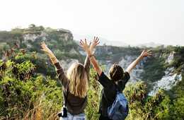 沖縄の「竹富島」に欧米人が集まるワケ：ポイントは「そのまま」が残る景色〜ジャパンガイドでみる訪日観光客に人気の「史跡」 外国人が惹かれる日本らしい風景とは