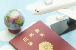 「相談サポート通信　相談者実態調査」海外旅行の手配方法は旅行会社代理店を通すと回答した人が約7割、一方で1割近くの人が旅行代理店とのトラブル経験あり。