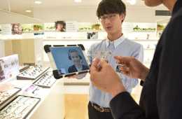 ～訪日旅行者へのサービス向上し、グローバルなZoffファンを！！～多言語映像通訳サービス「みえる通訳・手話通訳」をメガネのZoff全店舗に導入