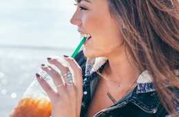 なぜ今、欧米で「ストロー禁止」が叫ばれるのか？インバウンドでも無視できない「食のおもてなし」の多様性を考えるきっかけに