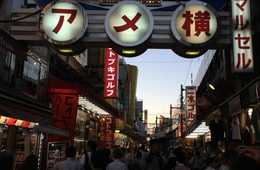 外国人観光客が「上野アメ横」にハマるワケ：八百屋でも「WeChatPay」が使える衝撃…現地視察でわかったインバウンドを引きつける3つの理由