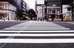 外国人に「渋谷のお土産ない」といわれ 渋谷の新たな挑戦／人身事故ゼロのスクランブル交差点、学生のアイデアで「交通安全のお守り」に