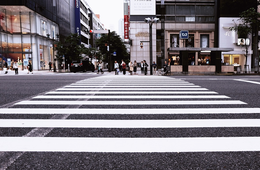 外国人に「渋谷のお土産ない」といわれ 渋谷の新たな挑戦／人身事故ゼロのスクランブル交差点、学生のアイデアで「交通安全のお守り」に