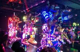 歌舞伎町「ロボットレストラン」に学ぶ訪日外国人観光客集客術　SNS使い分け、割引制度、口コミ戦略の実施、海外への売り込みがヒントに