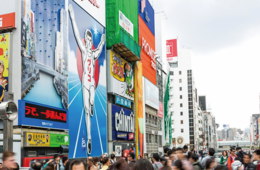 外国人の大きなスーツケースが邪魔でバスが大混雑…オーバーツーリズム問題から考える手ぶら観光の今後について