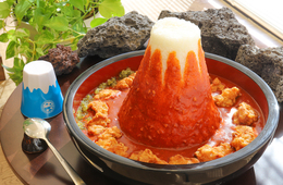 インスタ映えしてインパクト大！「メガ盛り赤い富士山カレー“開運赤富士”」が登場