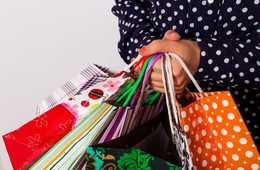 爆買いの終焉でメーカーにも大打撃!?　百貨店、家電量販店に加え、腕時計、化粧品メーカーの経営状況にも影響