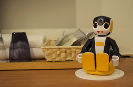 「変なホテル大阪 西心斎橋」客室コンシェルジュ「ロボホン」が部屋や設備をご案内