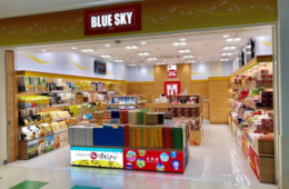 那覇空港でも北海道土産を買える！／外国人ターゲットにお土産店「BLUE SKY」が誕生
