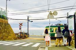 【鎌倉】外国人観光客の「迷惑行為」で苦情、マナー条例施行へ…"スラダン"聖地巡礼で大混雑