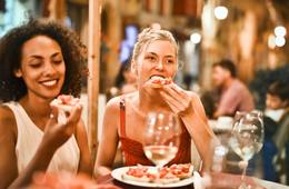 iPadやiPhoneがレジになる！飲食店の来客データ分析もお手の物、インバウンド対応に生かせる3つの注目機能とは／タブレットレジ「ぐるなびPOS+」