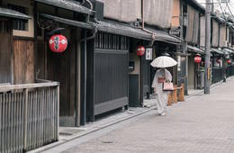京都の町家に迫る存亡の危機、中国人富裕層の土地買い占めの光と闇「むしろ買われたい」観光地も