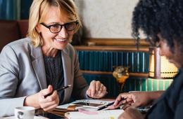 オンラインで頼めるプロの翻訳サービス5選 | 翻訳に外せない観点・各社特徴・3件の事例を解説