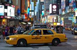 運転手と訪日客との言葉の壁を解消：KDDI 東京観光タクシーで翻訳システムの実証実験