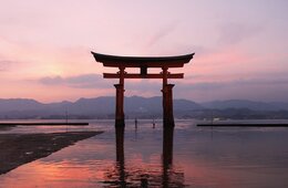 厳島神社大鳥居の大改修開始：観光公害で倒壊の危機、原因は観光客の「コイン」か